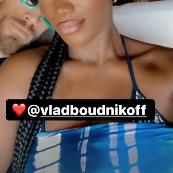 Aya Nakamura est en vacances au Mexique avec son compagnon Vladimir Boudnikoff. Story Instagram du 23 mars 2022.