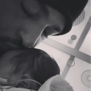 Le chanteur Slimane dévoile une première photo avec son bébé. Une petite fille née prématurément.