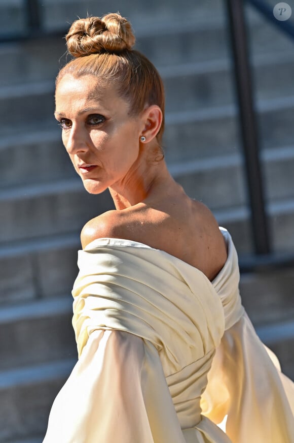 Céline Dion à la sortie de l'Hôtel de Crillon, elle se rend au Grand Palais pour le défilé Alexandre Vauthier, Haute Couture Automne/Hiver 