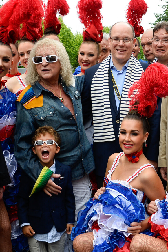 Michel Polnareff avec son fils Louka et Le prince Albert II de Monaco posent avec les danseuses du Moulin-Rouge avant le début de la deuxième étape de la 103ème édition de la course cycliste du tour de France le 3 Juillet 2016 © Coadic Guirec / Bestimage