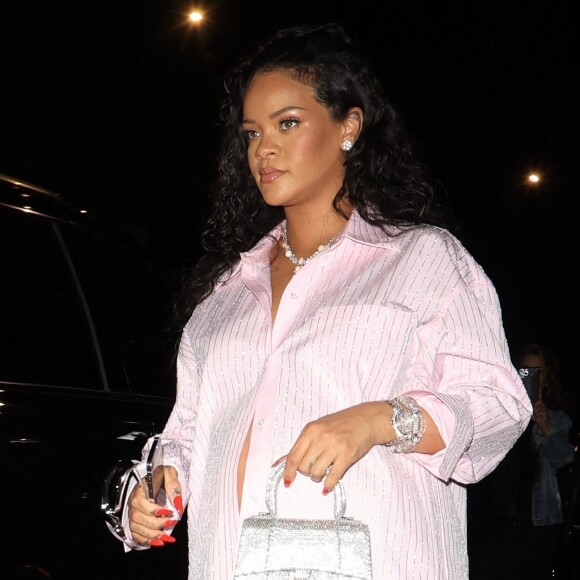 Rihanna enceinte achete des vêtements pour bébés chez "Couture Kids" à West Hollywood le 25 mars 2022. 