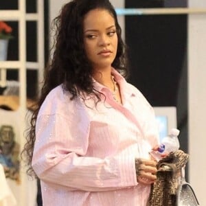 Rihanna enceinte achete des vêtements pour bébés chez "Couture Kids" à West Hollywood le 25 mars 2022. 