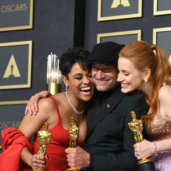Ariana DeBose (Oscar du meilleur second rôle féminin pour West Side story ), Troy Kotsur (meilleur acteur dans un second rôle pour Coda, adapté de La famille Bélier), Jessica Chastain (Oscar de la meilleure actrice pour Dans les yeux de Tammy Faye) - Press Room de la 94ème édition de la cérémonie des Oscars à Los Angeles le 27 mars 2022 © Kevin Sullivan via ZUMA Press Wire)