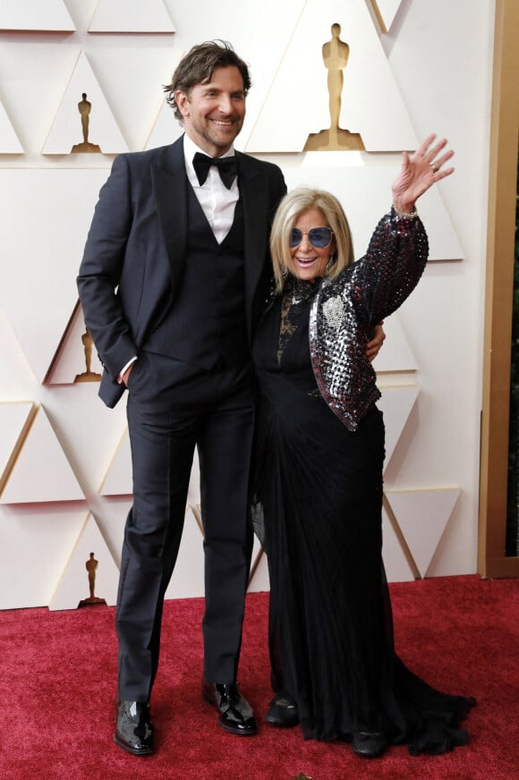Bradley Cooper et sa mère Gloria Campano au photocall de la 94ème édition de la cérémonie des Oscars à Los Angeles, le 27 mars 2022. © Future-Image via Zuma Press/Bestimage