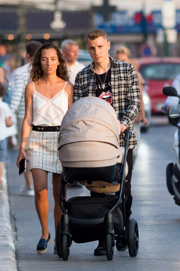 Exclusive - Le joueur de l'équipe de France et d'Everton, Lucas Digne se promène en famille, avec sa femme Tiziri et leur petit garçon sur le port de Saint-Tropez, Côte d'Azur, France.