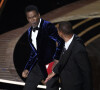 Will Smith frappant violemment Chris Rock sur la scène des Oscars après la blague déplacée de l'humoriste sur l'alopécie de Jada Pinkett-Smith
