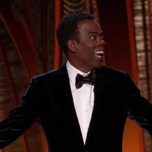 Chris Rock blaguant de façon déplacée sur Jada Pinkett-Smith et son alopécie durant les Oscars le 27 mars 2022