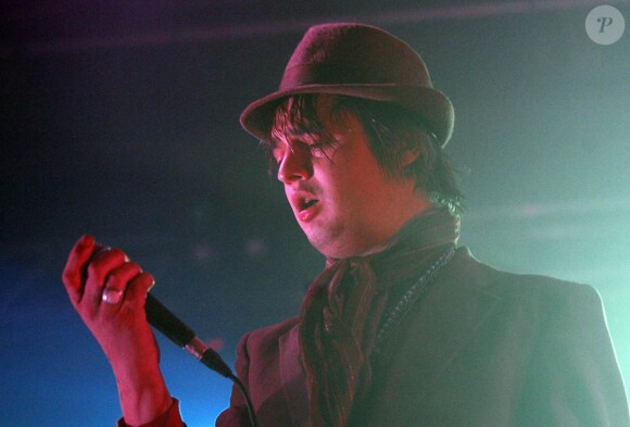 Pete Doherty a été victime de son succès pour son concert surprise à la Flèche d'or parisienne, le 18 janvier 2010 (photo : concert à Bath le 13 décembre 2009)