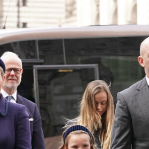 Zara et Mike Tindall avec leur fille aînée Mia arrivent à la cérémonie hommage au prince Philip, à l'abbaye de Westminster, à Londres, le 29 mars 2022.