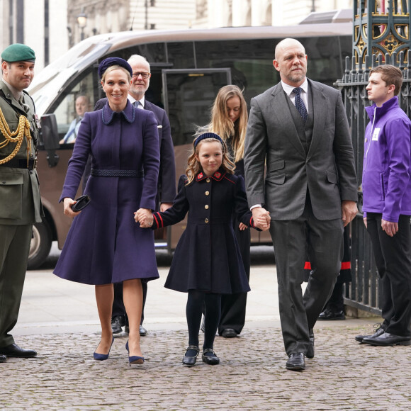 Zara et Mike Tindall avec leur fille aînée Mia arrivent à la cérémonie hommage au prince Philip, à l'abbaye de Westminster, à Londres, le 29 mars 2022.