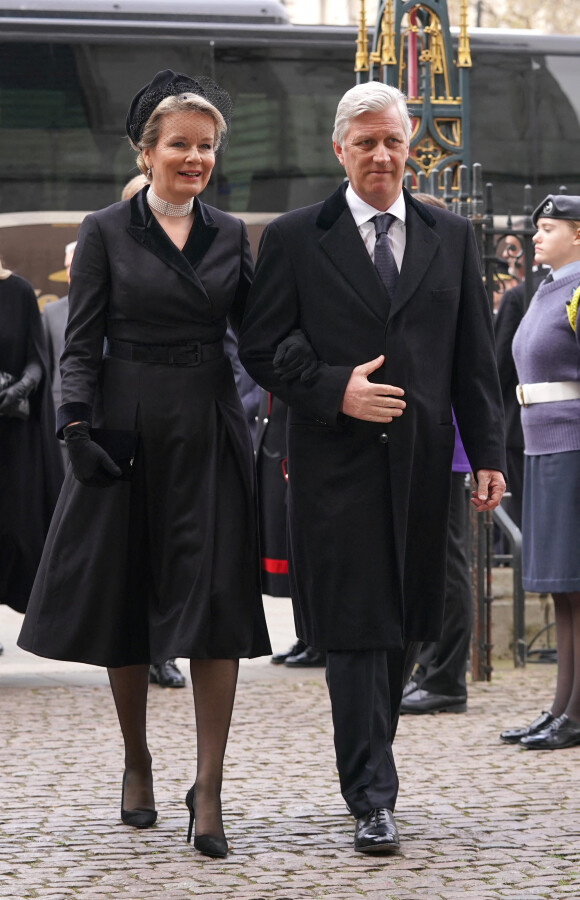 La reine Mathilde et son mari Philippe de Belgique arrivent à la cérémonie hommage au prince Philip, à l'abbaye de Westminster, à Londres, le 29 mars 2022. 