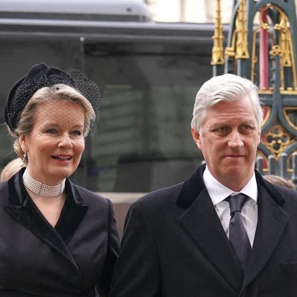 La reine Mathilde et son mari Philippe de Belgique arrivent à la cérémonie hommage au prince Philip, à l'abbaye de Westminster, à Londres, le 29 mars 2022. 