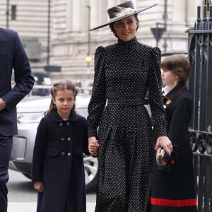 Kate Middleton et sa fille la princesse Charlotte arrivent à la cérémonie hommage au prince Philip, à l'abbaye de Westminster, à Londres, le 29 mars 2022.