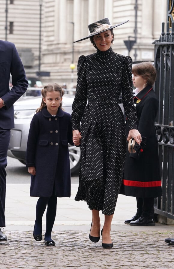 Kate Middleton et sa fille la princesse Charlotte arrivent à la cérémonie hommage au prince Philip, à l'abbaye de Westminster, à Londres, le 29 mars 2022.