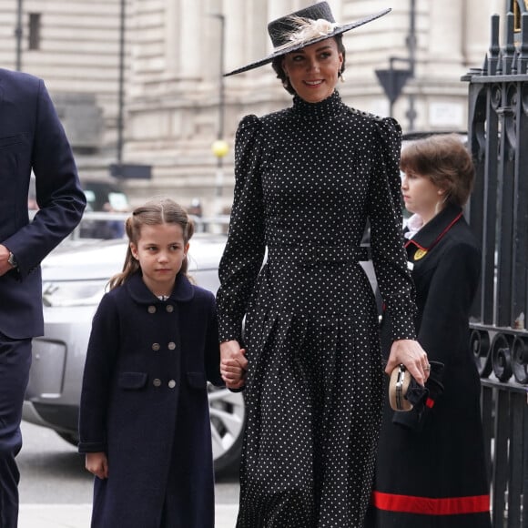 Kate Middleton et sa fille la princesse Charlotte arrivent à la cérémonie hommage au prince Philip, à l'abbaye de Westminster, à Londres, le 29 mars 2022.