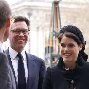 La princesse Eugenie et son mari Jack Brooksbank arrivent à la cérémonie hommage au prince Philip, à l'abbaye de Westminster, à Londres, le 29 mars 2022.
