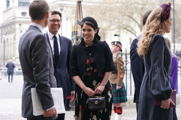 La princesse Eugenie et son mari Jack Brooksbank arrivent à la cérémonie hommage au prince Philip, à l'abbaye de Westminster, à Londres, le 29 mars 2022.