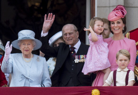 La reine Elisabeth II d'Angleterre, le prince Philip, duc d'Edimbourg, Catherine Kate Middleton, duchesse de Cambridge, la princesse Charlotte, le prince George - La famille royale d'Angleterre au palais de Buckingham pour assister à la parade "Trooping The Colour" à Londres le 17 juin 2017.