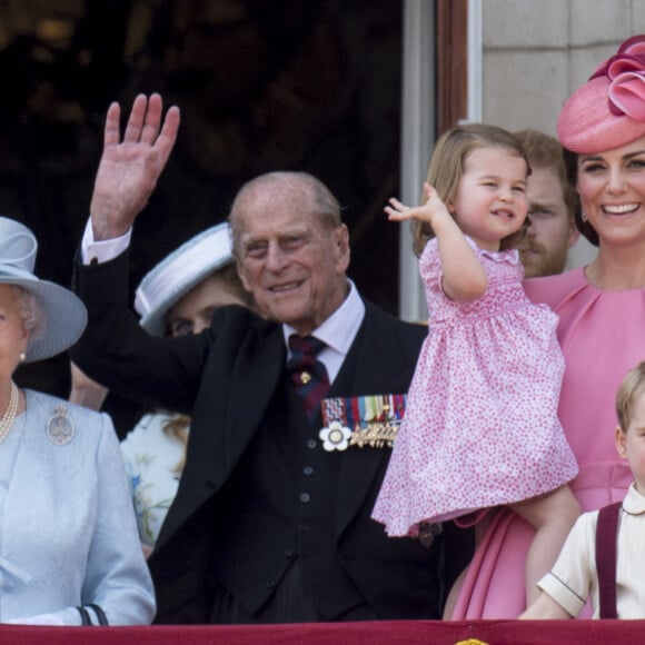 La reine Elisabeth II d'Angleterre, le prince Philip, duc d'Edimbourg, Catherine Kate Middleton, duchesse de Cambridge, la princesse Charlotte, le prince George - La famille royale d'Angleterre au palais de Buckingham pour assister à la parade "Trooping The Colour" à Londres le 17 juin 2017.