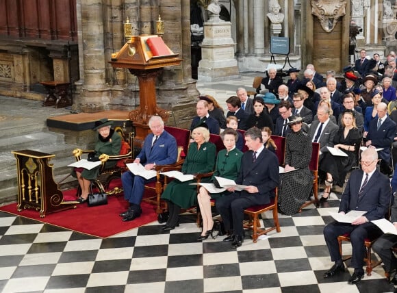 La reine Elisabeth II d'Angleterre, Le prince Charles, prince de Galles, et Camilla Parker Bowles, duchesse de Cornouailles, La princesse Anne et son mari Timothy Laurence. Au deuxième rang, Le prince William, duc de Cambridge, et Catherine (Kate) Middleton, duchesse de Cambridge, Le prince George de Cambridge, La princesse Charlotte de Cambridge - Service d'action de grâce en hommage au prince Philip, duc d'Edimbourg, à l'abbaye de Westminster à Londres, le 29 mars 2022.