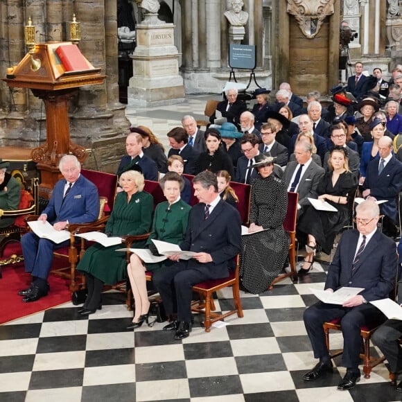 La reine Elisabeth II d'Angleterre, Le prince Charles, prince de Galles, et Camilla Parker Bowles, duchesse de Cornouailles, La princesse Anne et son mari Timothy Laurence. Au deuxième rang, Le prince William, duc de Cambridge, et Catherine (Kate) Middleton, duchesse de Cambridge, Le prince George de Cambridge, La princesse Charlotte de Cambridge - Service d'action de grâce en hommage au prince Philip, duc d'Edimbourg, à l'abbaye de Westminster à Londres, le 29 mars 2022.