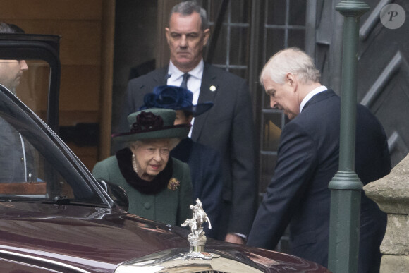 La reine Elisabeth II d'Angleterre regagne sa voiture sous le regard bienveillant du prince Andrew, duc d'York - Service d'action de grâce en hommage au prince Philip, duc d'Edimbourg, à l'abbaye de Westminster à Londres, le 29 mars 2022. Le prince Philip, duc d'Edimbourg, est décédé le 9 avril 2021.