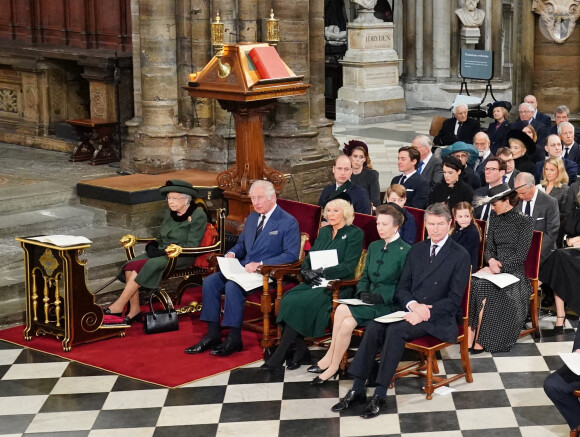 La reine Elisabeth II d'Angleterre, Le prince Charles, prince de Galles, et Camilla Parker Bowles, duchesse de Cornouailles, La princesse Anne et son mari Timothy Laurence. Au deuxième rang, Le prince William, duc de Cambridge, et Catherine (Kate) Middleton, duchesse de Cambridge, Le prince George de Cambridge, La princesse Charlotte de Cambridge - Service d'action de grâce en hommage au prince Philip, duc d'Edimbourg, à l'abbaye de Westminster à Londres, le 29 mars 2022. Le prince Philip, duc d'Edimbourg, est décédé Le 9 avril 2021.