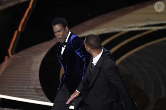 Will Smith frappant violemment Chris Rock sur la scène des Oscars le 27 mars 2022 après la blague déplacée de l'humoriste sur l'alopécie de Jada Pinkett-Smith