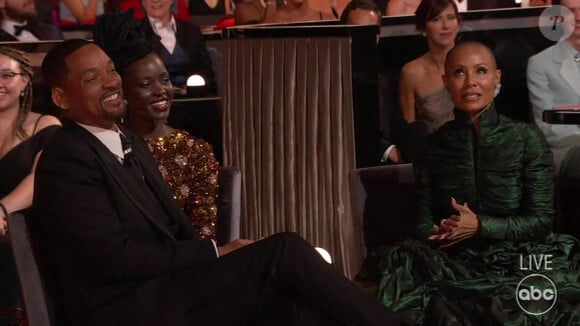 Will Smith et sa femme Jada Pinkett-Smith lorsque Chris Rock lance des blagues sur l'actrice durant les Oscars le 27 mars 2022. Il cible notamment l'alopécie dont souffre la comédienne