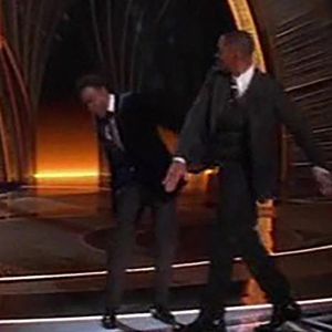 Moment de sidération aux Oscars 2022: Will Smith frappe Chris Rock sur scène. Après une blague de Chris Rock sur Jada Pinkett Smith, la femme de Will Smith, ce dernier est monté sur la scène des Oscars pour gifler l'humoriste devant l'assemblée médusée.