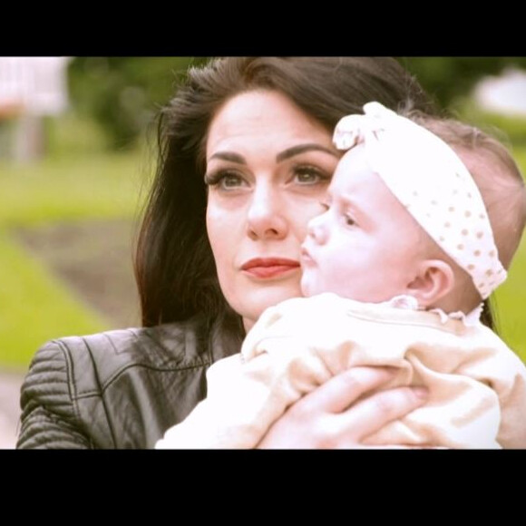 Emilie et sa fille Lina lors de l'épisode de "Mariés au premier regard 2022" du 28 mars, sur M6