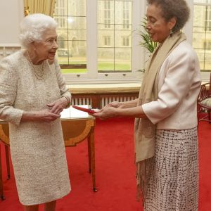 La reine Elisabeth II d'Angleterre remet la médaille d'or de la reine pour la poésie à Grace Nichols lors d'une audience privée au château de Windsor, Royaume Uni, le 16 mars 2022.