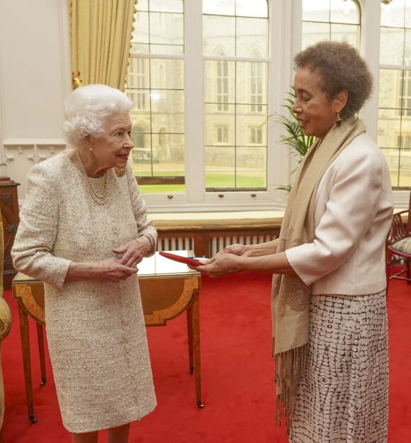 La reine Elisabeth II d'Angleterre remet la médaille d'or de la reine pour la poésie à Grace Nichols lors d'une audience privée au château de Windsor, Royaume Uni, le 16 mars 2022.