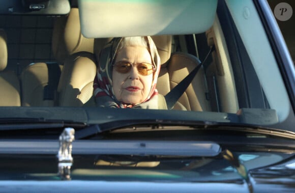 La reine Elisabeth II d'Angleterre en voiture aux alentours de sa résidence de Sandringham. Le 3 février 2022