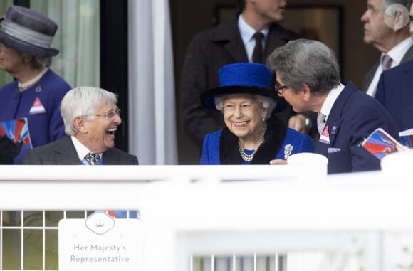 Willie Carson, la reine Elisabeth II d'Angleterre et John Warren lors des Champions Day à Ascot. Le 16 octobre 2021