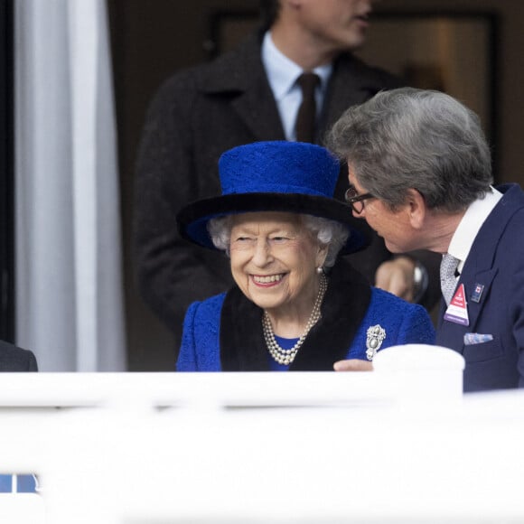 Willie Carson, la reine Elisabeth II d'Angleterre et John Warren lors des Champions Day à Ascot. Le 16 octobre 2021