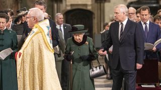 Elizabeth II au plus mal ? Elle est surveillée par une flopée de médecins, y compris un légiste...