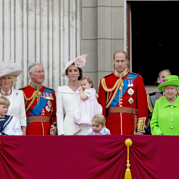 Zara Phillips, la princesse Anne, Camilla Parker Bowles, duchesse de Cornouailles, le prince Charles, Kate Catherine Middleton, duchesse de Cambridge, la princesse Charlotte, le prince George, le prince William, la reine Elisabeth II d'Angleterre, le prince Philip, duc d'Edimbourg, la comtesse Sophie de Wessex et James Mountbatten-Windsor - La famille royale d'Angleterre au balcon du palais de Buckingham lors de la parade "Trooping The Colour" à l'occasion du 90ème anniversaire de la reine. Le 11 juin 2016