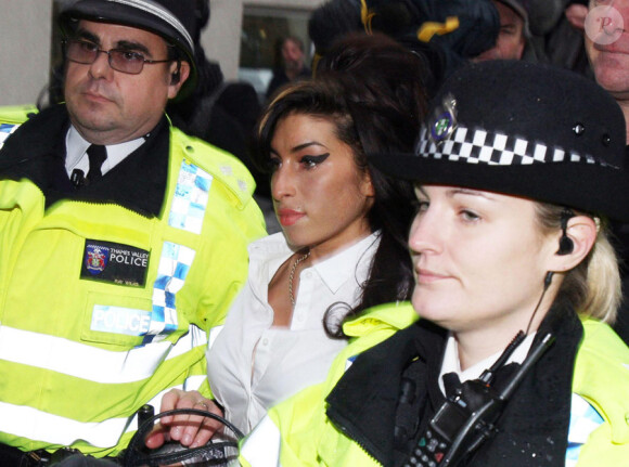 Amy Winehouse, accusée d'agression, arrive à la cour de Milton Keynes en Angleterre le 20 janvier 2010