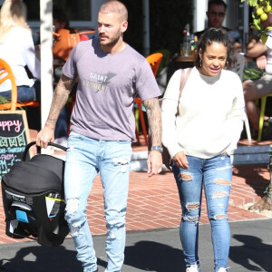 Matt Pokora et sa compagne Christina Milian se baladent avec leur fils Isaiah dans le quartier de West Hollywood à Los Angeles. La petite famille est allée déjeuner chez Fred Segal. Le 11 février 2020 