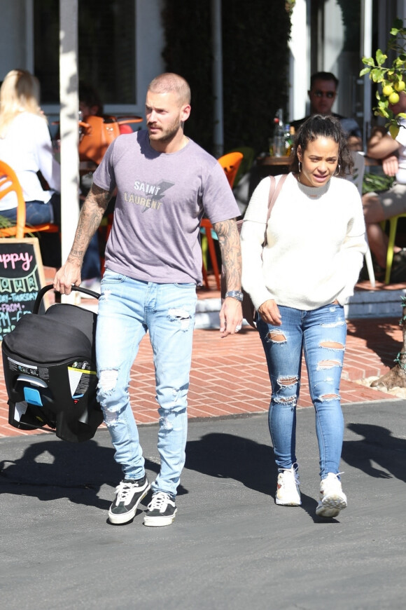 Matt Pokora et sa compagne Christina Milian se baladent avec leur fils Isaiah dans le quartier de West Hollywood à Los Angeles. La petite famille est allée déjeuner chez Fred Segal. Le 11 février 2020 