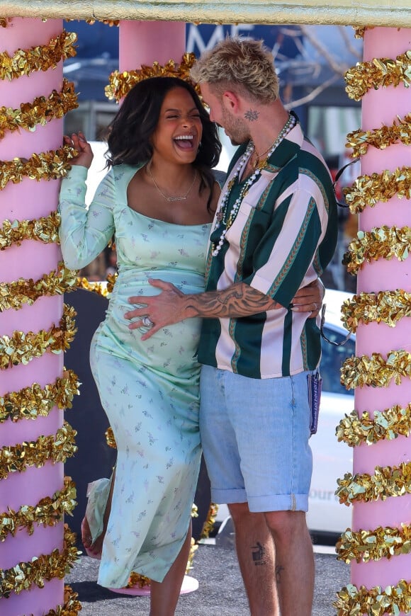 Christina Milian, enceinte, et son compagnon M Pokora (Matt) font la promotion de la marque "Beignet Box" de Christina sur un char lors d'une parade à Los Angeles le 10 avril 2021. 