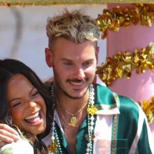 Christina Milian, enceinte, et son compagnon M Pokora (Matt) font la promotion de la marque "Beignet Box" de Christina sur un char lors d'une parade à Los Angeles le 10 avril 2021. 