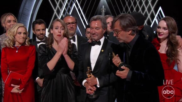 Marlee Matlin, Philippe Rousselet, Amy Forsyth et les acteurs du film "CODA" - 94e édition de la cérémonie des Oscars à Los Angeles. Le 27 mars 2022.