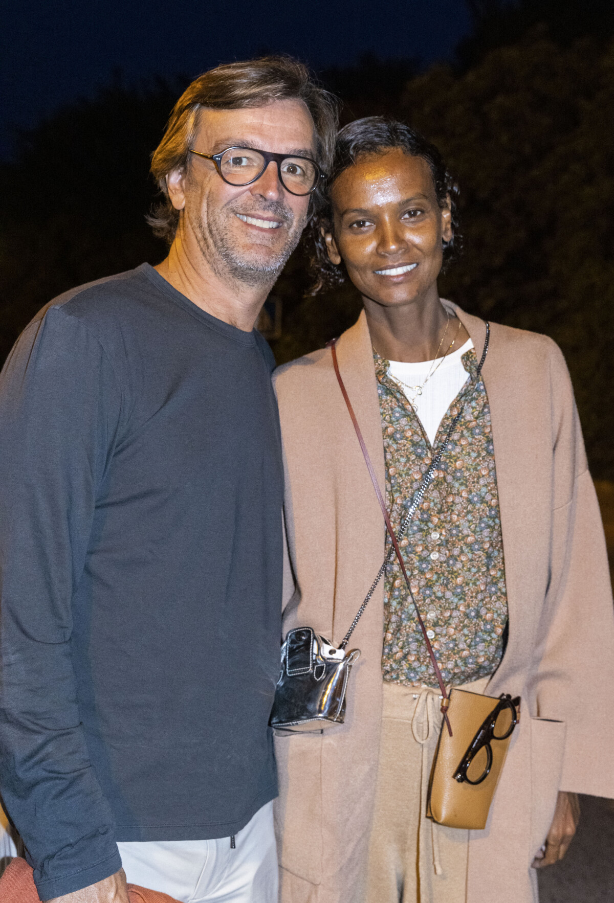 Photo : Philippe Rousselet et sa compagne Liya Kebede - Représentation du  spectacle Des écrivains parlent dargent lors du Festival de Ramatuelle,  le 7 août 2021. © Cyril BruneauFestival de RamatuelleBestimage -  Purepeople