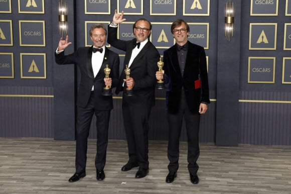 Patrick Wachsberger, Fabrice Gianfermi et Philippe Rousselet - Photocall des lauréats de la 94e cérémonie des Oscars à Los Angeles, le 27 mars 2022.