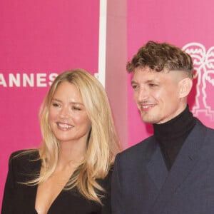 Virginie Efira et son compagnon Niels Schneider durant la seconde soirée du 4eme Canneseries au Palais des Festivals à Cannes, le 9 octobre 2021. © Christophe Aubert via Bestimage