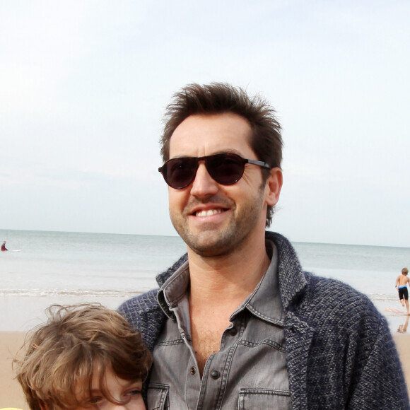 Exclusif - Frédéric Diefenthal et son fils Gabriel, 11 ans (qu'il a eu avec Gwendoline Hamon dont il est séparé) - L'acteur français Frédéric Diefenthal est le parrain des championnats de France de surf qui se déroulent du 17 au 26 oct à Biarritz. Il a passé une journée en compagnie de l'association handisurf qui facilite l'accés au surf aux handicapés. Le 17 Octobre 2015 