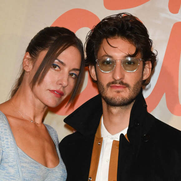 Natasha Andrews et son mari Pierre Niney - Avant-première du film "Les Bad Guys" au cinéma Publicis à Paris. Le 1er avril 2022. © Coadic Guirec / Bestimage
