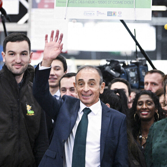 Eric Zemmour, candidat du parti "Reconquête!" à l'élection présidentielle 2022 et sa compagne Sarah Knafo visitent la 58ème édition du Salon international de l'agriculture au parc des expositions Paris Expo Porte de Versailles à Paris, France, le 4 mars 2022. © Jean-Baptiste Autissier/Panoramic/Bestimage 